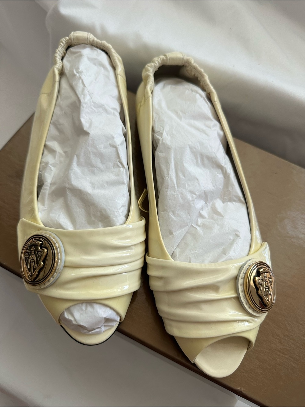 Gucci Ivory Patent Leather Peep Toe Flats EU 36.5C  NIB